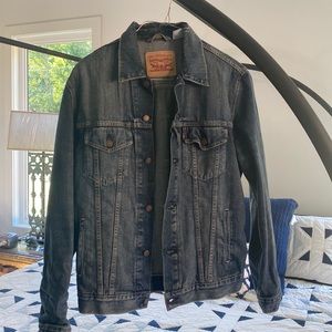 Levi's jean jacket size Large